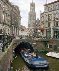 840746 Afbeelding van de Bierboot varend op de Oudegracht bij de Stadhuisbrug te Utrecht.N.B. De Bierboot is een schip ...